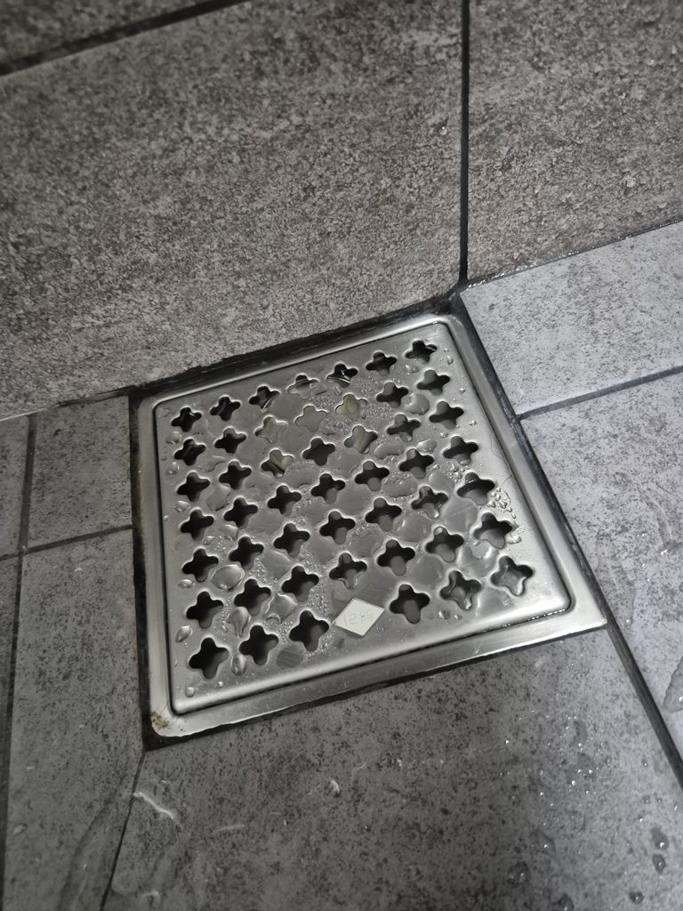 화장실 배수구 커버의 사진입니다.